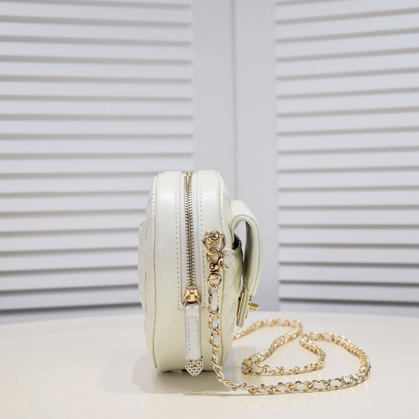 シャネルバッグ背面デザイン